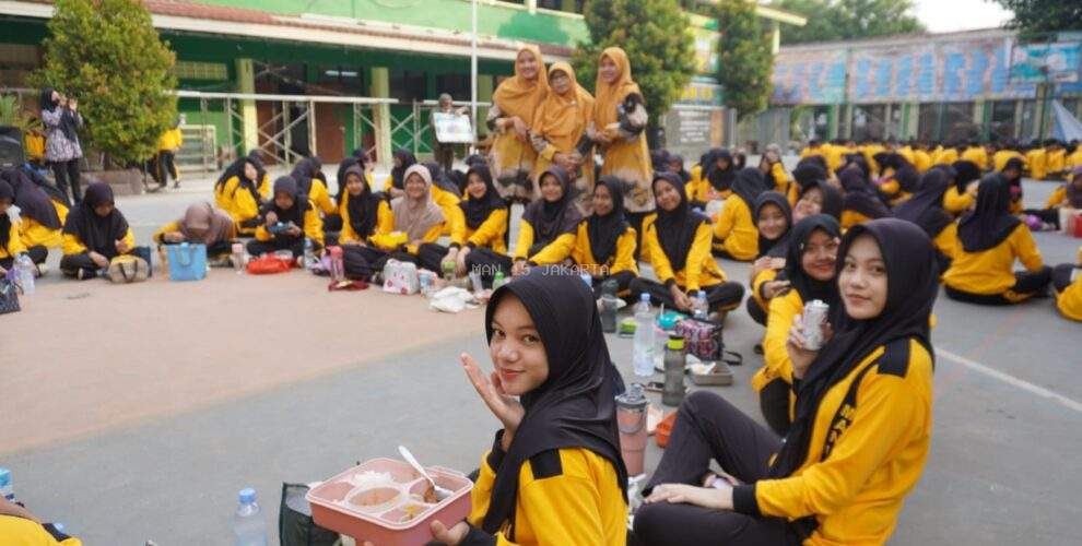 PERINGATI HARI GIZI NASIONAL SISWA MAN 15 ADAKAN MAKAN BERSAMA DI SEKOLAH