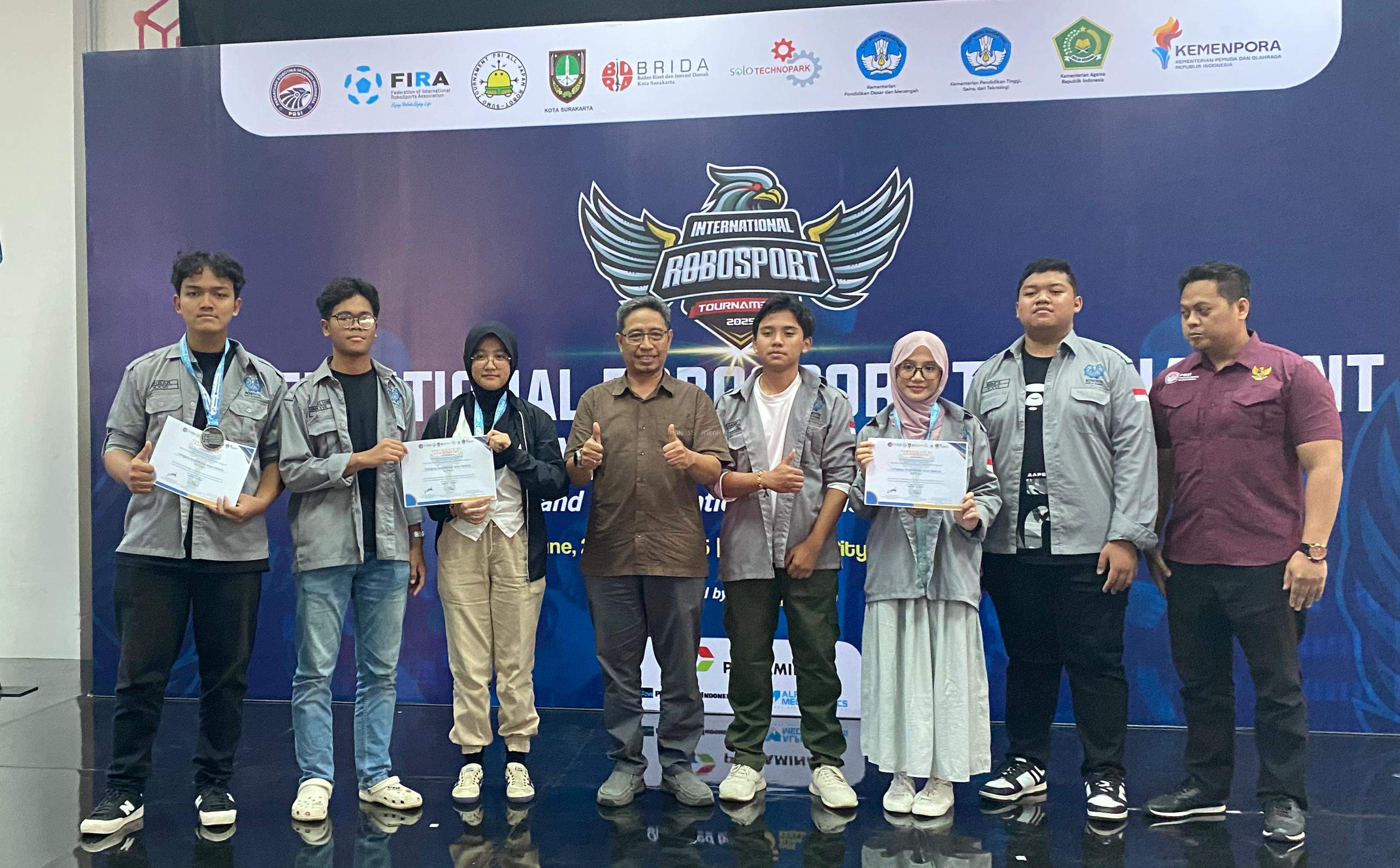 Tim Robotik  MAN 15 Jakarta Meraih Juara UMUM Tingkat Internasional dalam International Robosport Tournament FIRA Indonesia Open 2025